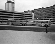 850957 Gezicht op het streekbusstation Jaarbeursplein te Utrecht, met op de achtergrond links de parkeergarage ...